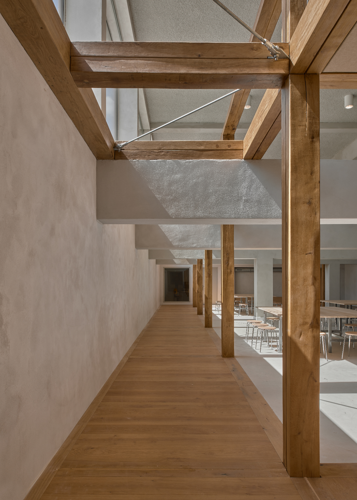 Directiekamer met houten parketvloer