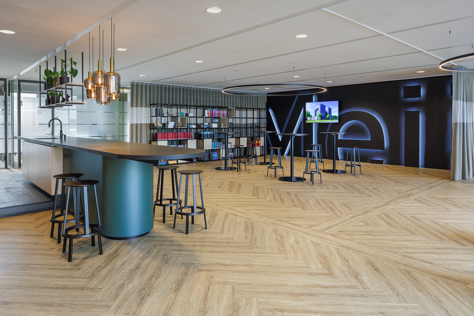 Kantoor met lichte PVC houtlook vloer