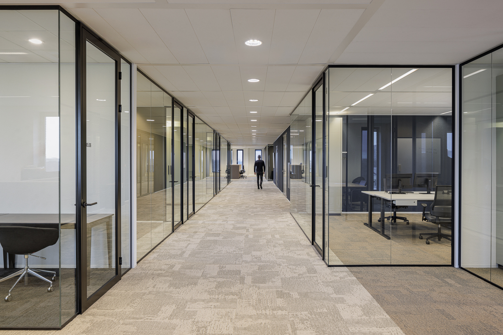 Modern kantoor met tapijttegels