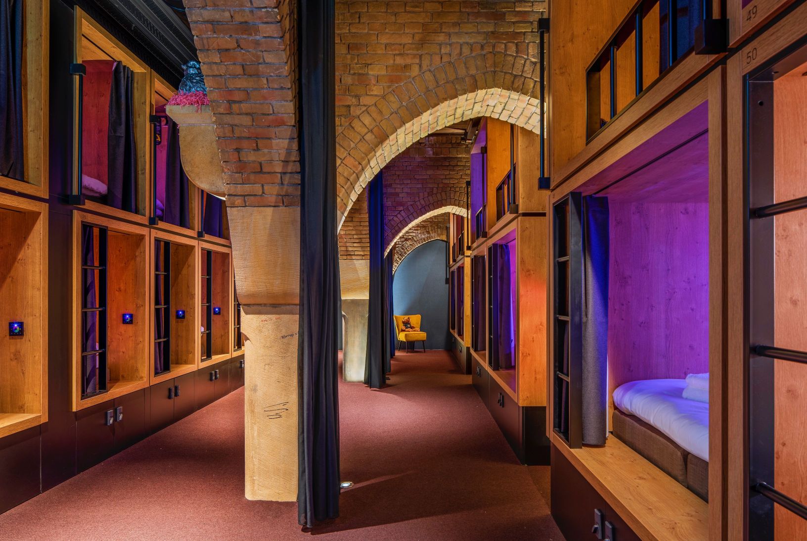 BUNK Hotel Amsterdam — voormalige Ritakerk met Bentzon tapijt in slaapgangen